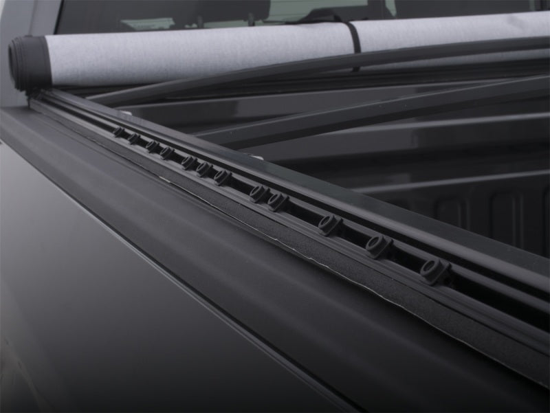 Lund 01-04 Nissan Frontier (5.5ft. Bed w/o Factory Bedliner) Genesis Snap Tonneau Cover - Black