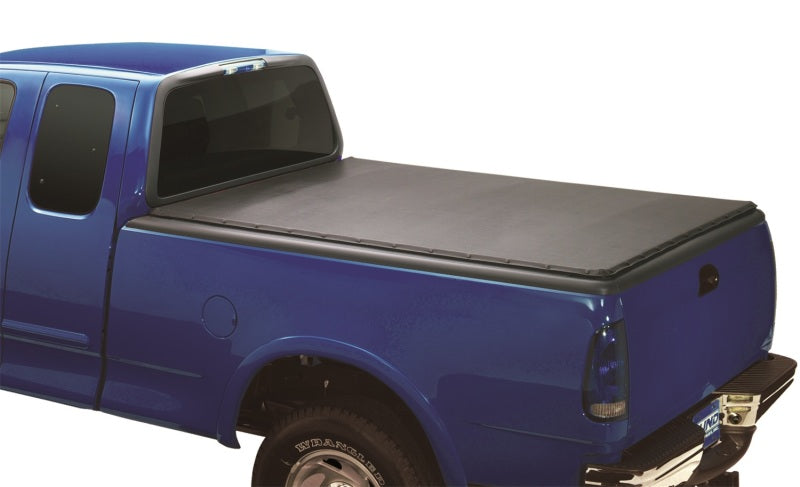 Lund 01-04 Nissan Frontier (5.5ft. Bed w/o Factory Bedliner) Genesis Snap Tonneau Cover - Black