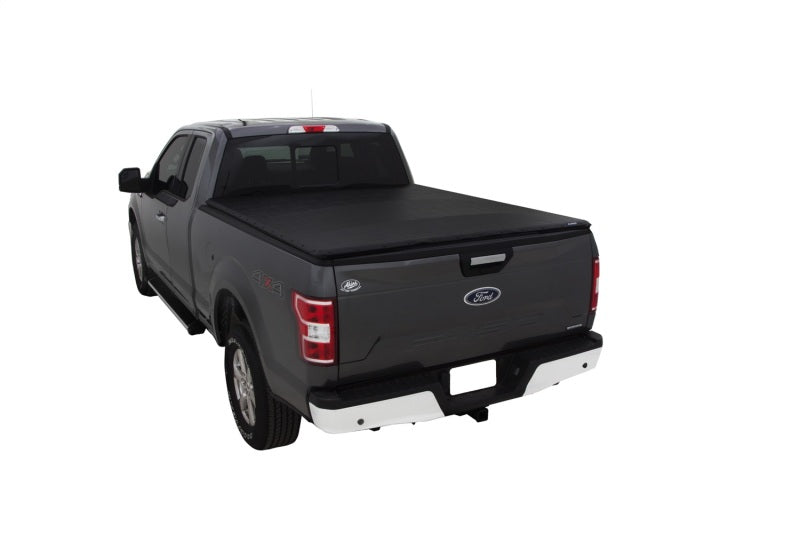 Lund 01-04 Nissan Frontier (5.5ft. Bed w/o Factory Bedliner) Genesis Snap Tonneau Cover - Black